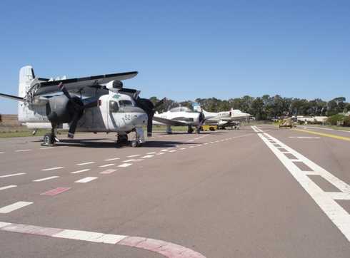 aviones en el museo aeronaval de bahia balnca