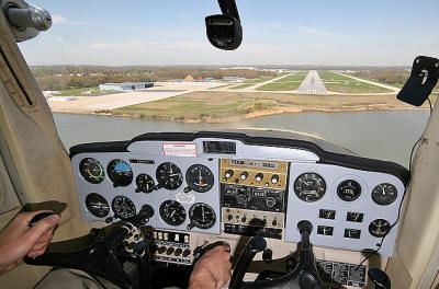 cessna 150 aterrizando